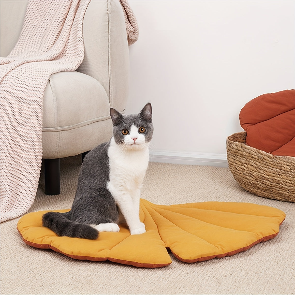 Cozy Leaf-Shaped Pet Mat: A Perfect Cushion for Your Cat or Dog's Comfort!