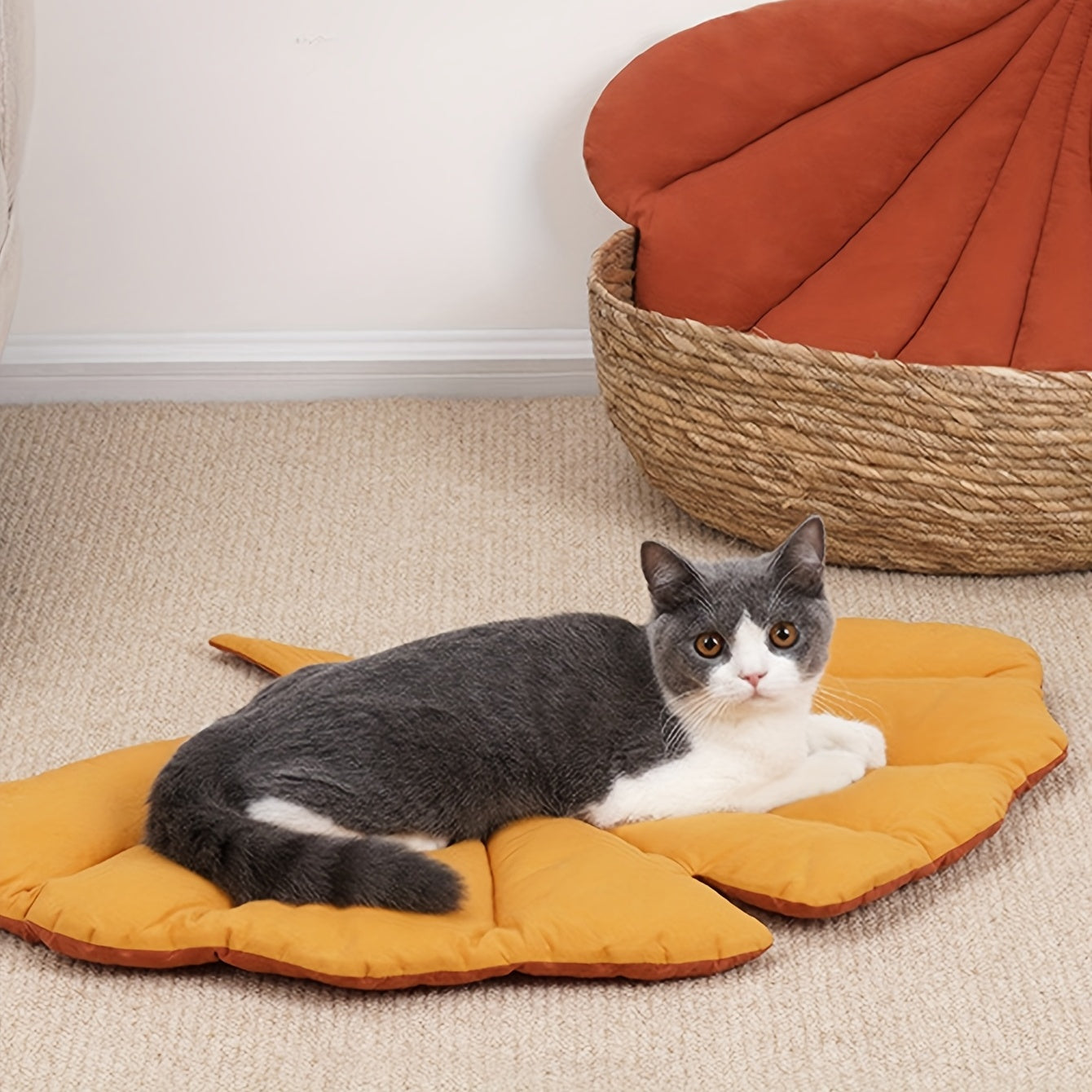 Cozy Leaf-Shaped Pet Mat: A Perfect Cushion for Your Cat or Dog's Comfort!