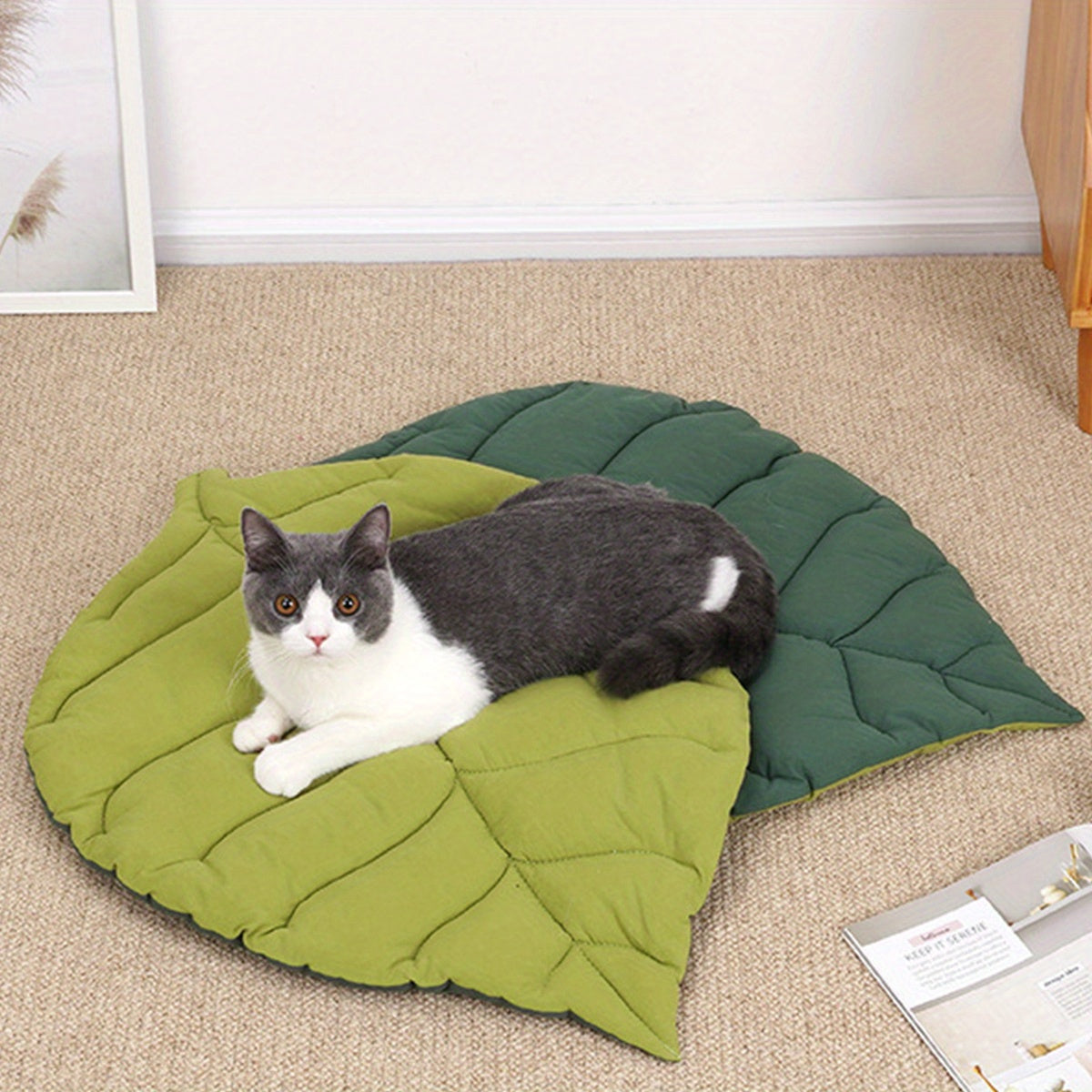 Cozy Leaf-Shaped Pet Mat: A Perfect Cushion for Your Cat or Dog's Comfort!