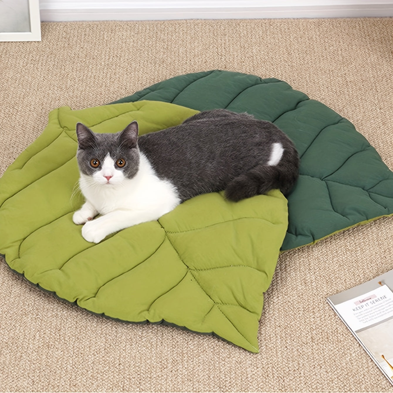 Cozy Leaf-Shaped Pet Mat: A Perfect Cushion for Your Cat or Dog's Comfort!