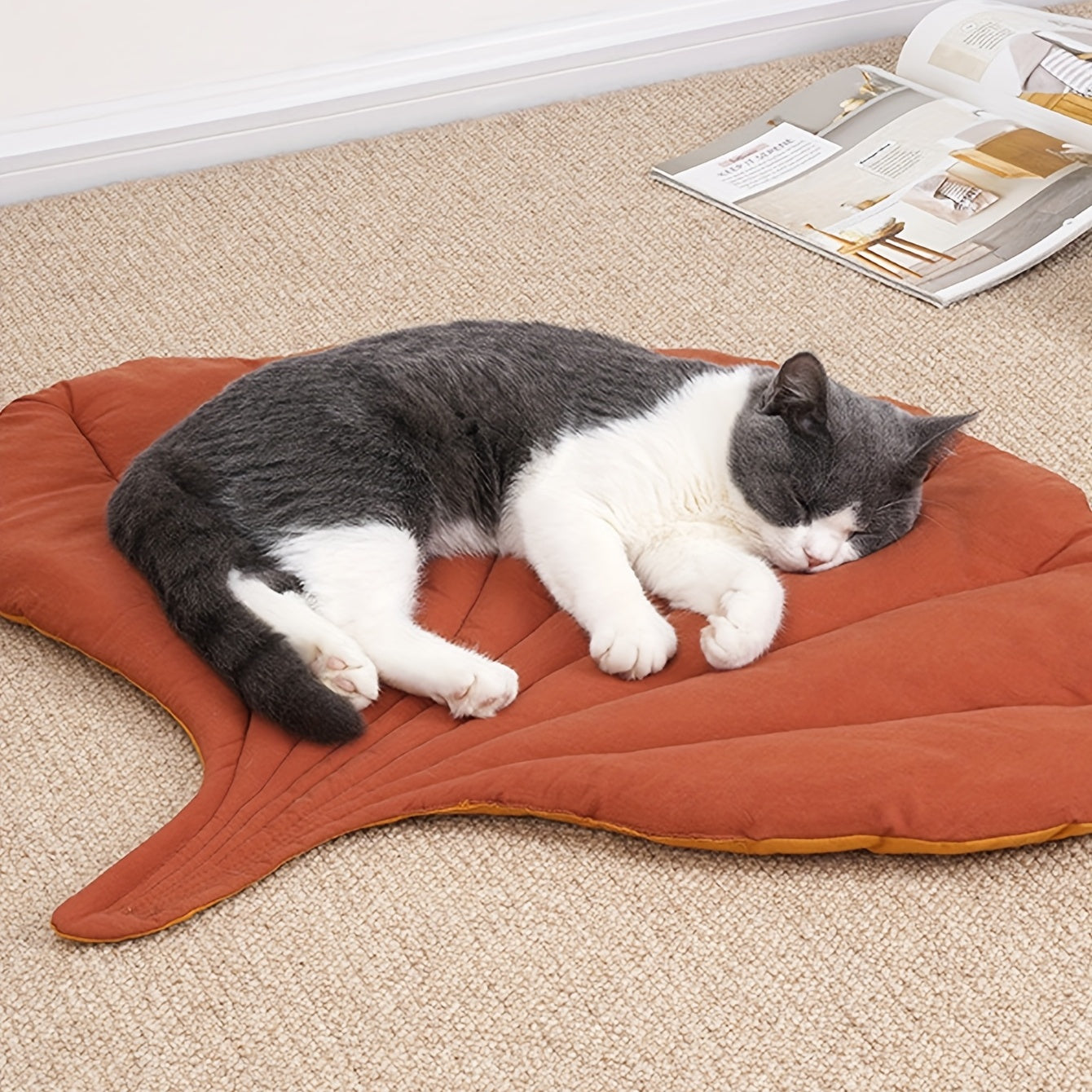 Cozy Leaf-Shaped Pet Mat: A Perfect Cushion for Your Cat or Dog's Comfort!